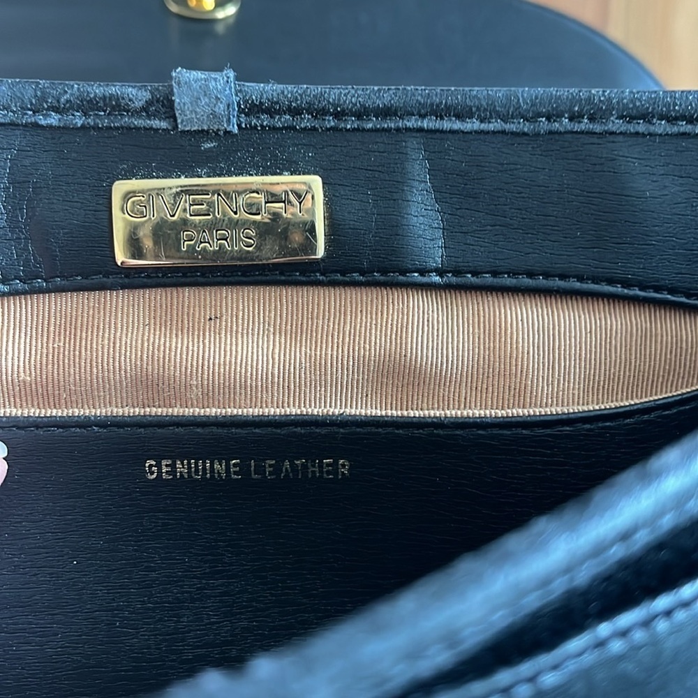 GIVENCHY VINTAGE black leather purse with gold hardware - Picture 5 of 11